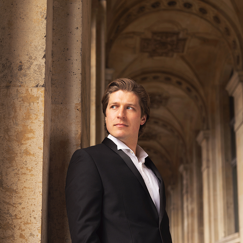 Séance photo en extérieur dans un lieu emblématique de Paris